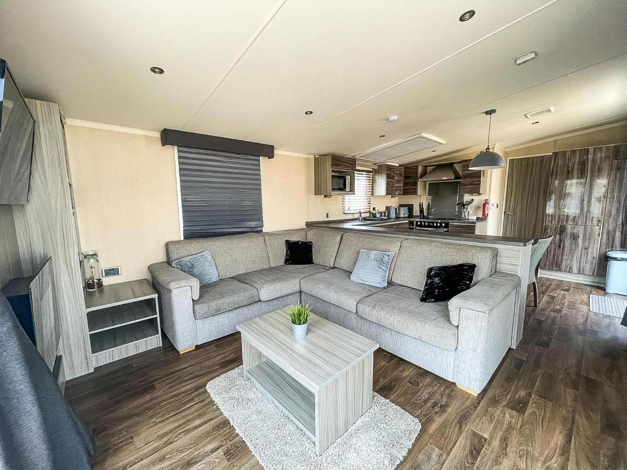 Beautiful Caravan With Decking At Oaklands Holidaypark Ref 39006Bg كْلانكتون أون سي المظهر الخارجي الصورة