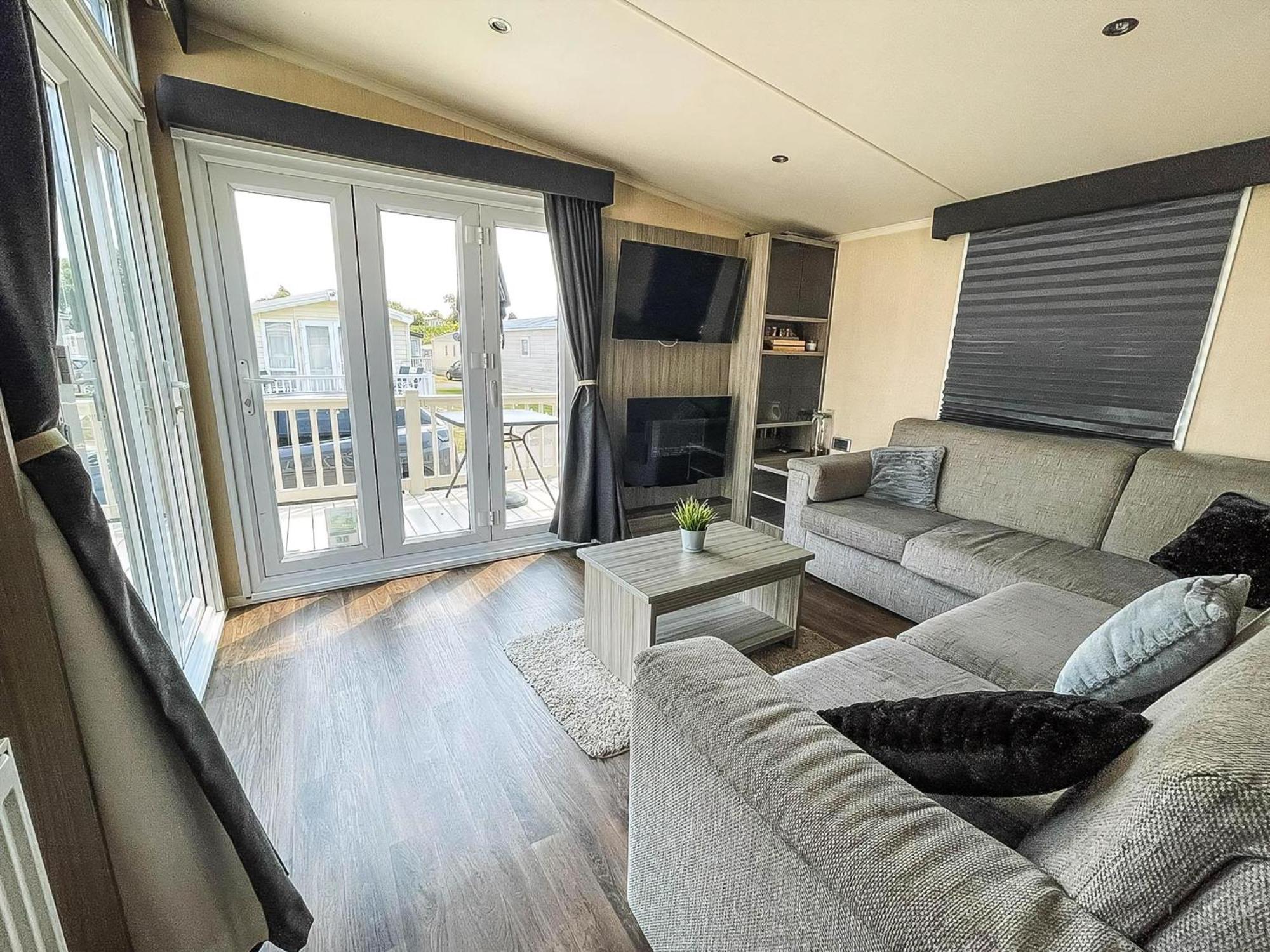 Beautiful Caravan With Decking At Oaklands Holidaypark Ref 39006Bg كْلانكتون أون سي المظهر الخارجي الصورة